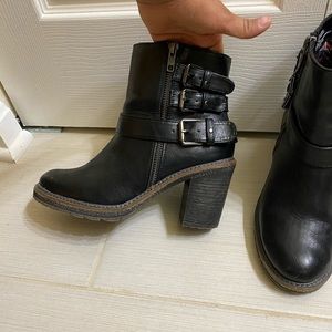 Black boots White Mountain